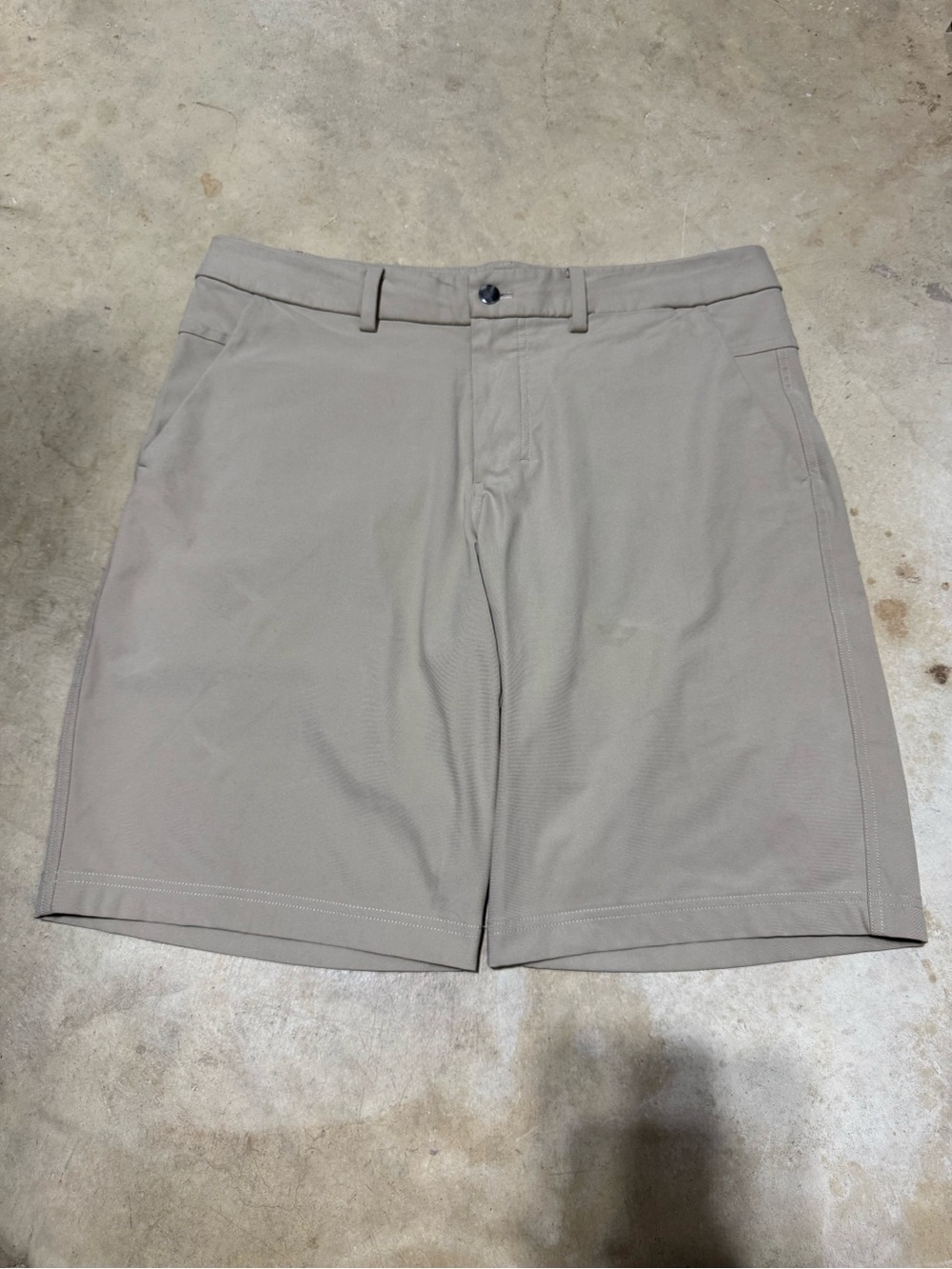 Lululemon Shorts Mens Size 36 Beige Commission Short Golf Relaxed 11" Stretch